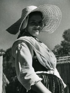 Alfred Ehrhardt, Junges Mädchen aus Nordwest-Spanien, 1951, © bpk : Alfred Ehrhardt Stiftung.jpg