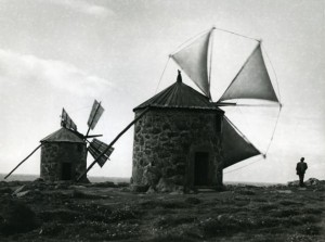 Alfred Ehrhardt, Uralte Windmühlen am Atlantik, 1951, © bpk : Alfred Ehrhardt Stiftung.jpg