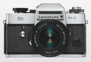 1974_Leicaflex-SL2_silver_Elmarit2-8_24_Front.png