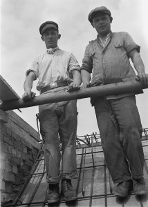 Albert Hennig_Bauarbeiter auf einem Dach_1932-1933.jpg.jpg