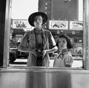 Vivian Maier, Selbstporträt, New York, 1953 © Estate of Vivian Maier, Courtesy of Maloof Collection and Howard Greenberg Gallery, NY.jpg