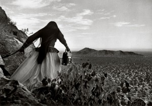 Angel-Woman,-Sonoran-Desert,-Mexico,-1979©Graciela-Iturbide-Colecciones-Fundación-MAPFRE,-2019_web.jpg