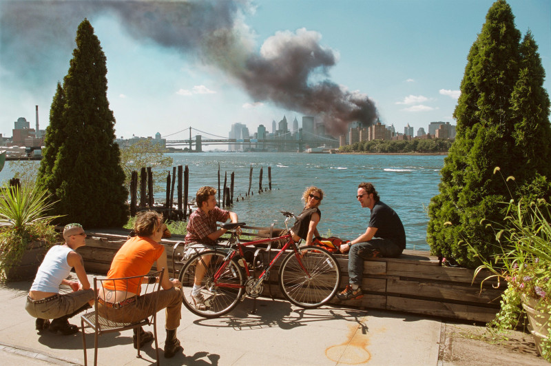 Thomas Hoepker_Blick von Williamsburg, Brooklyn, auf Manhattan, 11. September 2001_© Thomas Hoepker:Magnum Photos