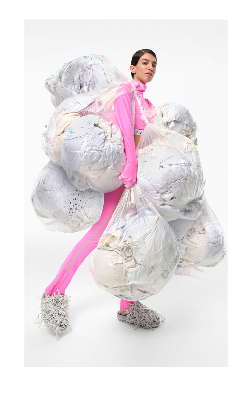 HOARDING_CLOTHING_054_114198_RT1_V1E