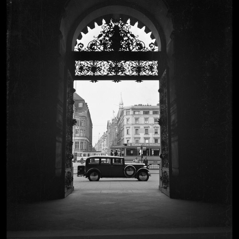 2_Max Halberstadt_Blick durch das Portal des Hamburger Rathauses