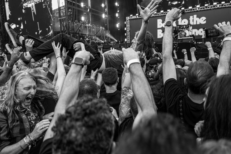 Crowd surfing 2
