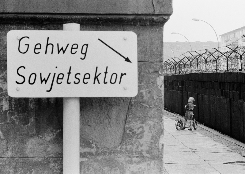 4_THoepker_Child with Scooter at the Berlin Wall. This pedestrian way belongs to the Soviet Sector of Berlin_Berlin_1963_copyright Thomas Hoepker_ Magnum Photos