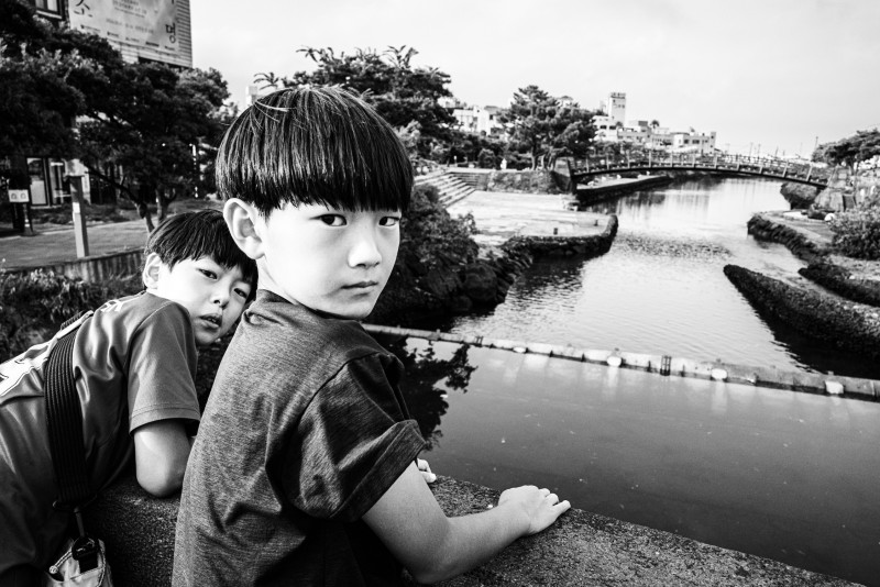02 The two Children on the Bridge