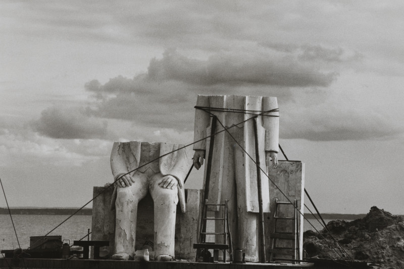 01_Sibylle Bergemann, Das Denkmal [Le Monument], Gummlin, Usedom, mai 1984 © Succession Sibylle Bergemann