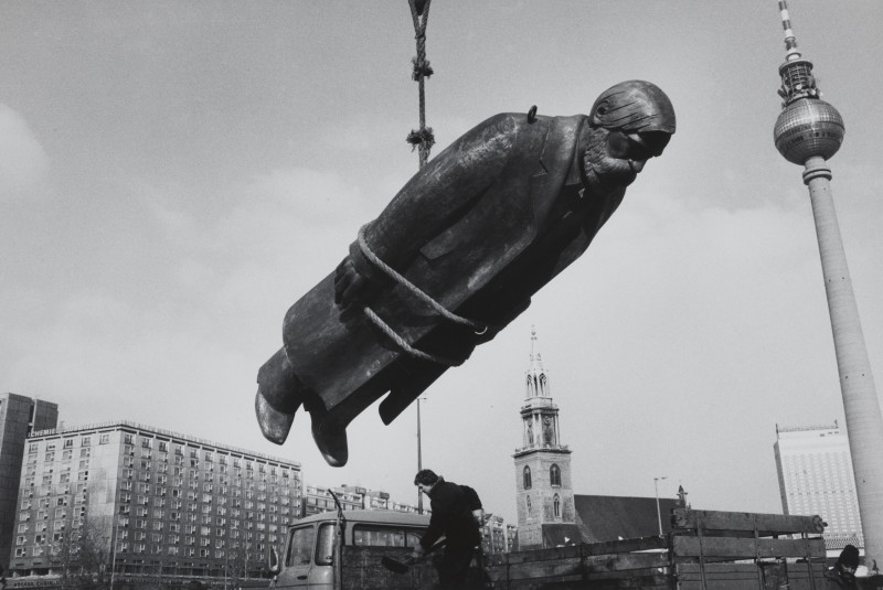 04_Sibylle Bergemann, Das Denkmal [Le Monument], Berlin-Est, février 1986 © Succession Sibylle Bergemann