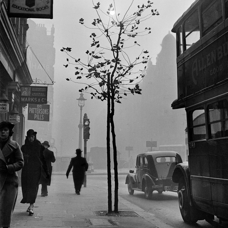 Wolf Suschitzky, Charing Cross Road, London, 1937 (2), (c) Wolf Suschitzky Estate courtesy Fotohof