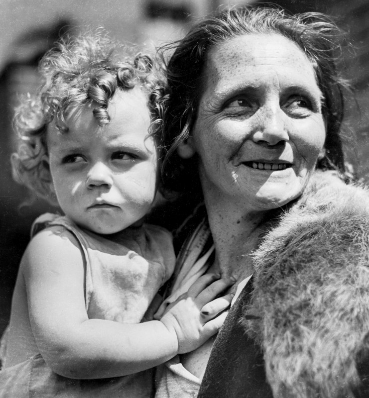 Wolf Suschitzky, East End, London, ca. 1934, (c) Wolf Suschitzky Estate courtesy Fotohof