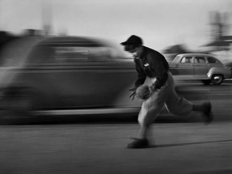 Ballspiel-auf-der-Quaibrücke-1950-©-René-Groebli-Courtesy-of-Bildhalle