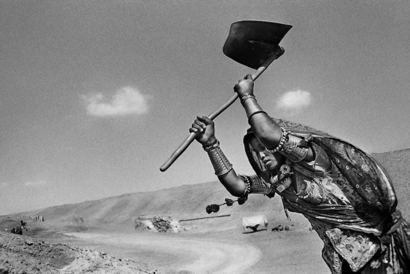 7_Sebastião Salgado, Worker on the canal construction site, Rajasthan, India, 1989, copyright Sebastião Salgado