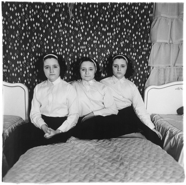 _Gropius Bau_94134_gb25_diane_arbus_tripblets_in_their_bedroom_,_n.j._1963_(c)_the_estate_of_diane_arbus_,_collection_maja_hoffmannLUMA_foundation