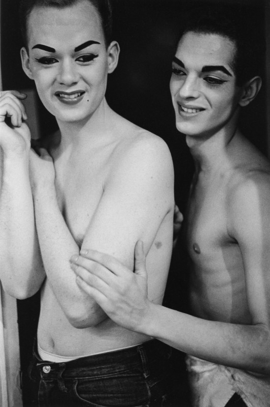 _Gropius Bau_94135_gb25_diane_arbus_two_female_impersonators_backstage_,_n.y.c._1962_(c)_the_estate_of_diane_arbus_,_collection_maja_hoffmannLUMA_foundation
