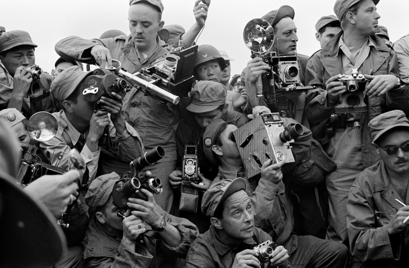 Reporters covering the Korean War, Kaesong 1952 © Werner Bischof Estate, Magnum Photos