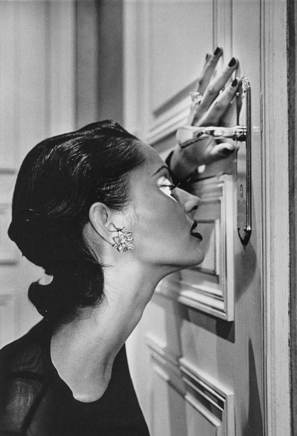 01.-Helmut-Newton-Heather-looking-through-a-keyhole-Paris-1994-©-Helmut-Newton-Foundation3-2-1308x1920