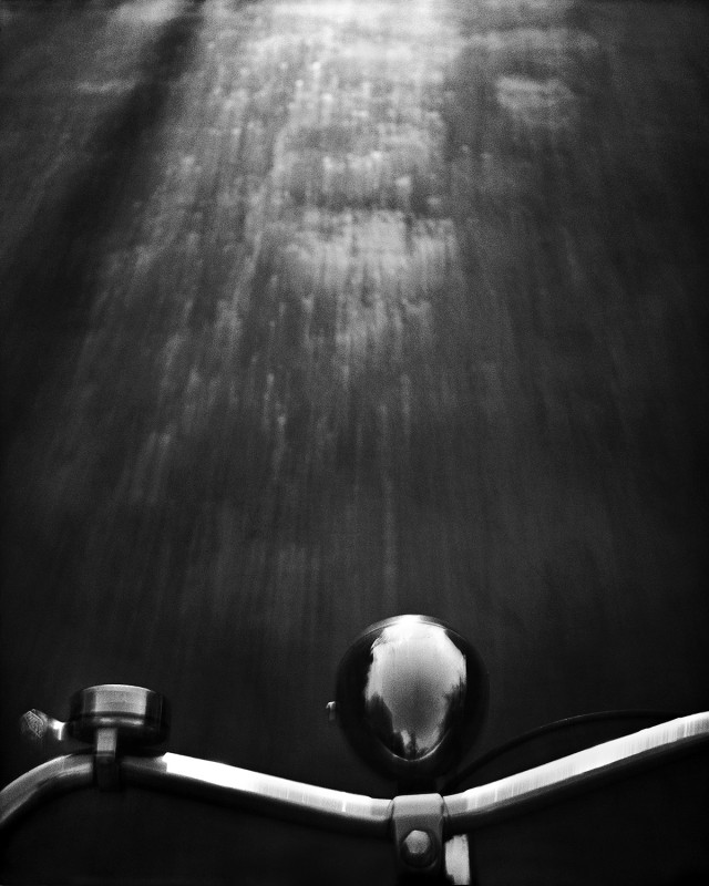 Freihändig-auf-dem Fahrrad-(#307)-Zürich-Schweiz-1946-©René-Groebli-Courtesy-of-Bildhalle