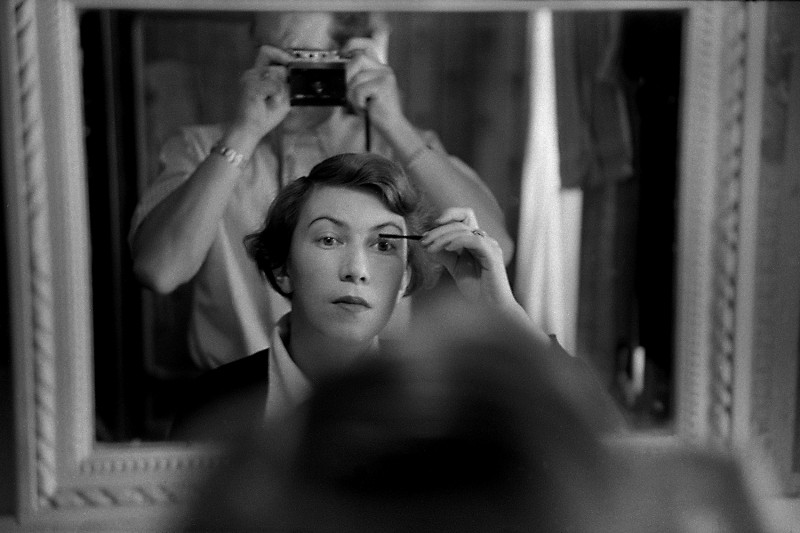 René-Groebli-fotografiert-seine-Frau-(#535)-Paris-Das-Auge-der-Liebe-1952-©René-Groebli-Courtesy-of-Bildhalle