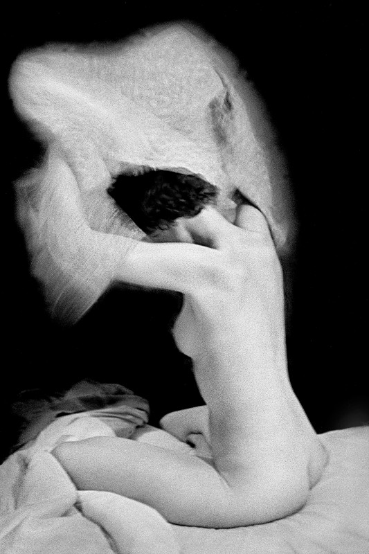 Sitzender-Akt-(#521)-Paris-Das-Auge-der-Liebe-1952-©René-Groebli-Courtesy-of-Bildhalle
