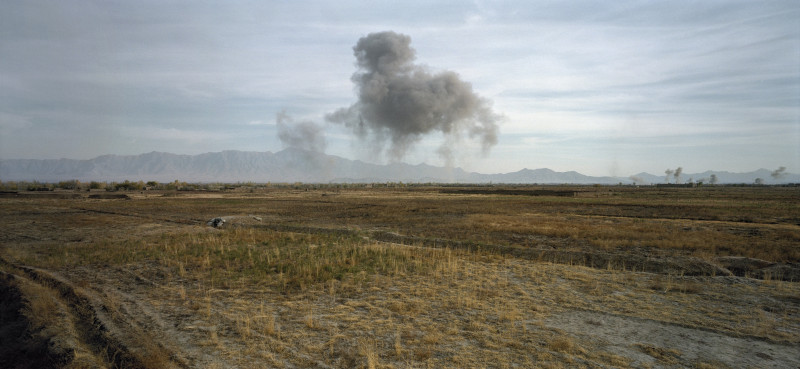 07_Luc Delahaye, US Bombing on Taliban Positions, 2001 © Courtesy de Luc Delahaye et de la galerie Nathalie Obadia, Paris-Bruxelles