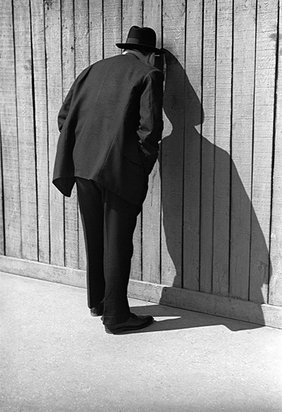 04_Hole in Fence 1936_72dpi