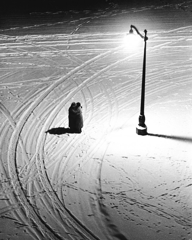 05_Embrace, Paris 1934_72dpi