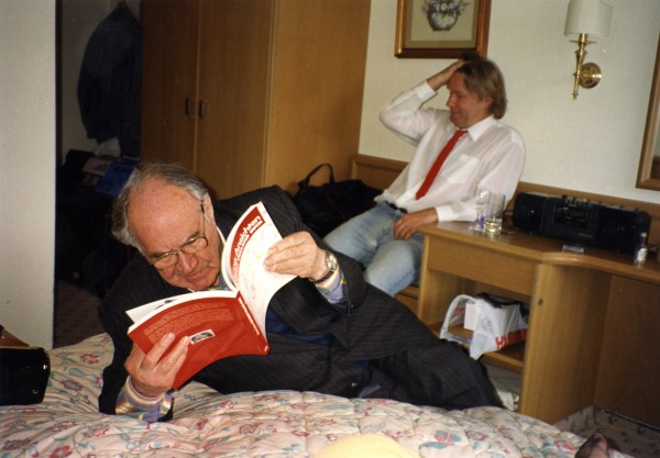 Chaldej liest in einem Buch von Ernst Volland. Volland im Hintergrund. Berlin 1994 Foto Heinz Krimmer