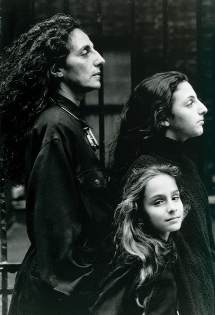 Sheila Metzner and her daughters Ruby and Stella, New York 1988, copyright Alice Springs, courtesy Helmut Newton Foundation