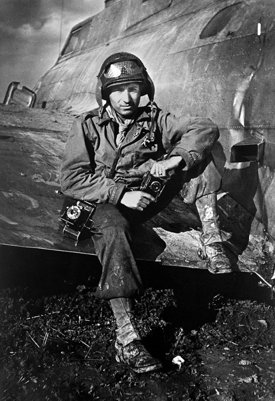 2_Vaccaro sitting on Wing, 1945 ©Tony Vaccaro Courtesy Monroe Gallery 