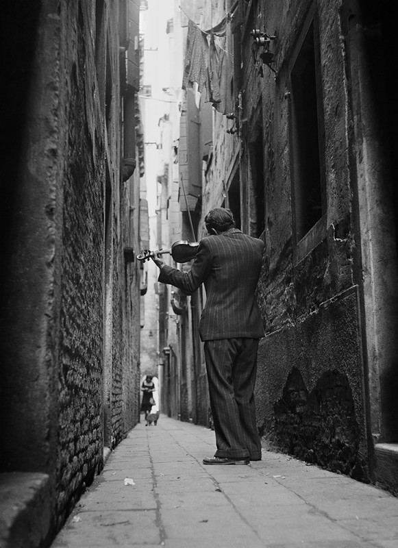 4_The Violinist, Venice, Italy, 1947 ©Tony Vaccaro Courtesy Monroe Gallery