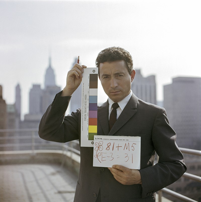 5_Tony Vaccaro with Test Strip, NYC, 1960 ©Tony Vaccaro Courtesy Monroe Gallery