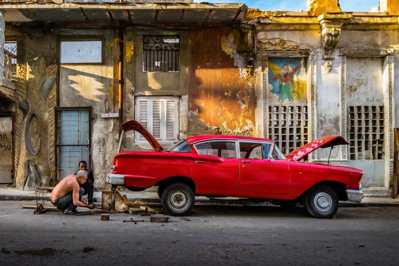 02-CUBAN-REPAIR-SHOP-2016-copyright-michael-chinnici-vanishing-cuba-2000