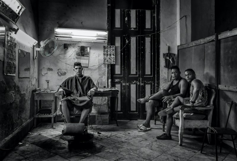 07-WAITING-FOR-THE-BARBER-2016-copyright-michael-chinnici-vanishing-cuba-2000