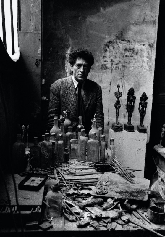 Alberto Giacometti dans son atelier, 46, rue Hippolyte-Maindron, Paris, 1954 © Sabine Weiss