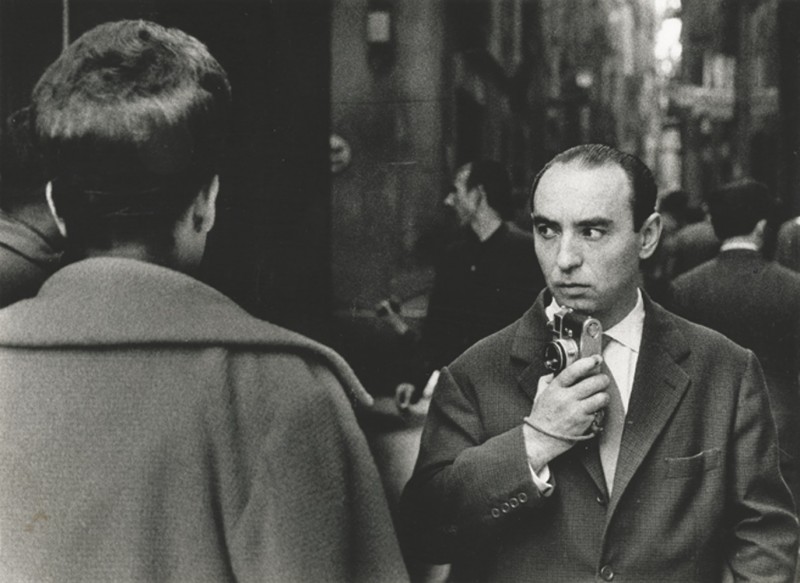 9. Ignasi Marroyo, Retrat de Joan Colom fotografiant al Barri Xino, 1961