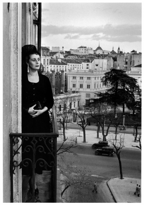 Dona Mercedes Formica auf dem Balkon in der Calle de Recoletos, Madrid, 1955 © Magnum Photos : Inge Morath Foundation : Fotohof Archiv