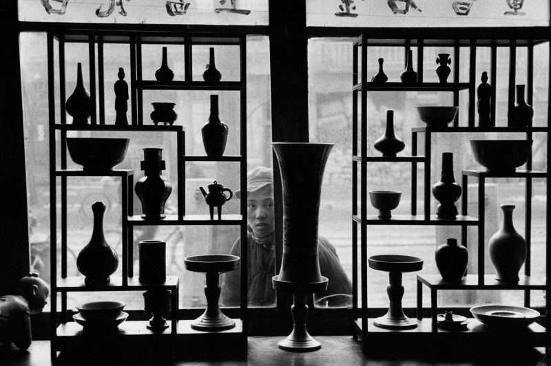 ∏MARC-RIBOUD_Antique-shop-in-Beijing,-China,-1957