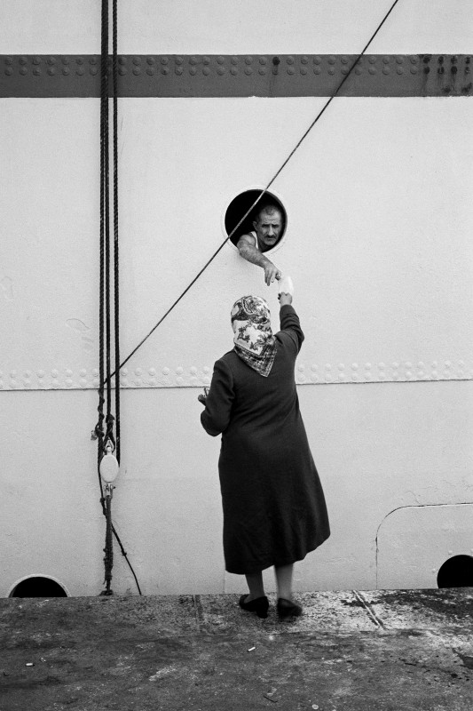 Galata Docks, Istanbul, 1962 © Ara Güler, Ara Güler Museum