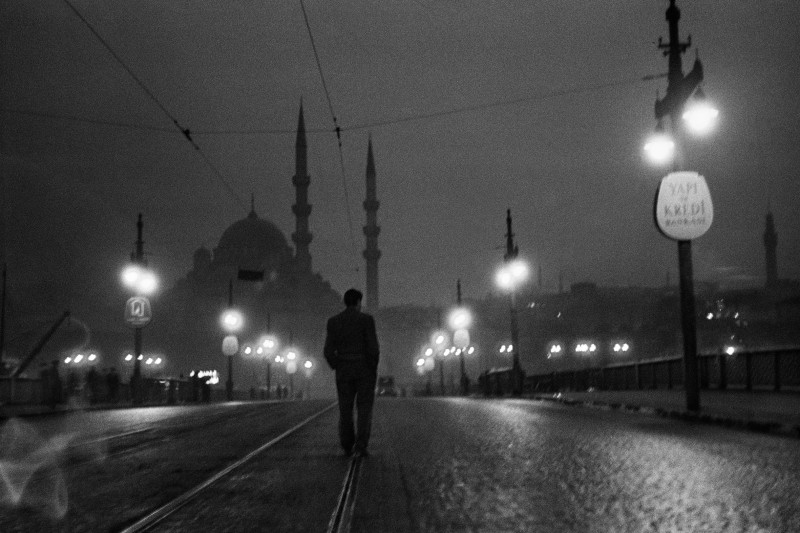 Old Galata Bridge, Istanbul, 1957 © Ara Güler, Ara Güler Museum