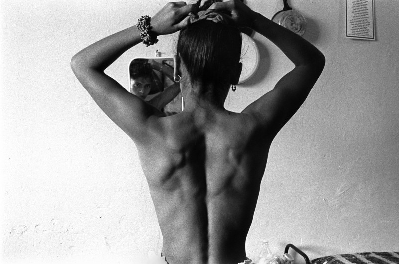 2_Joseph Rodriguez, Sexoservidora getting dressed for work, La Merced, Mexico City 1997, copyright Joseph Rodriguez, courtesy Galerie Bene Taschen
