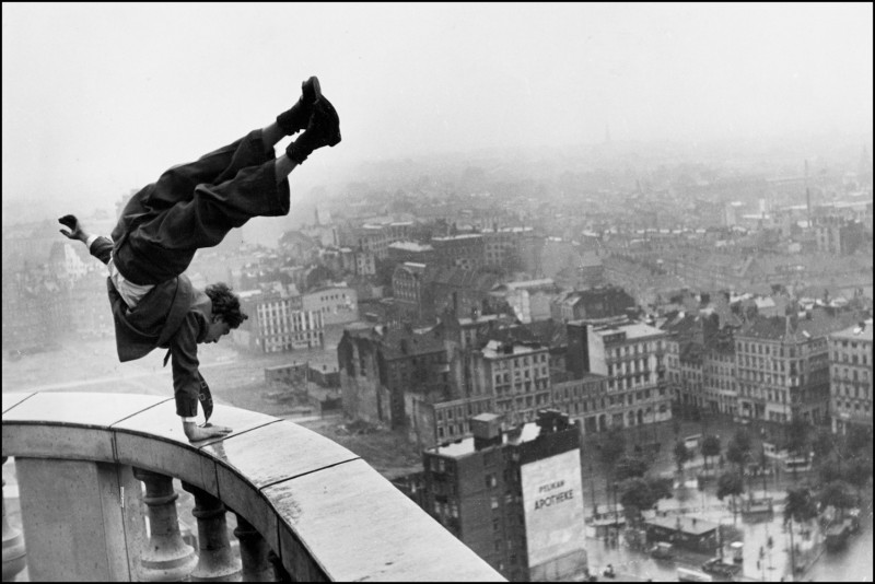 02 Handstand, Hamburg, 1948