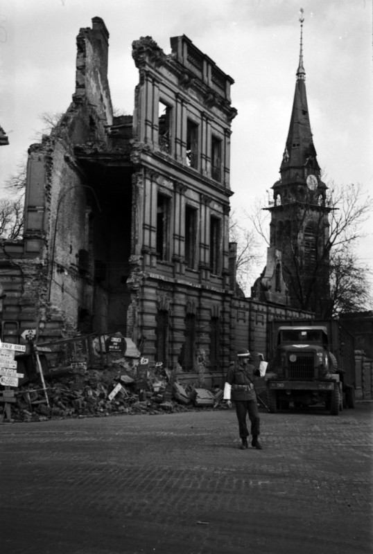 2_Copyright_LeeMillerArchives_Plaster_work,_Aachen_facade_with_Dreifaltigkeitskirche_in_background_Aachen_Germany_1945