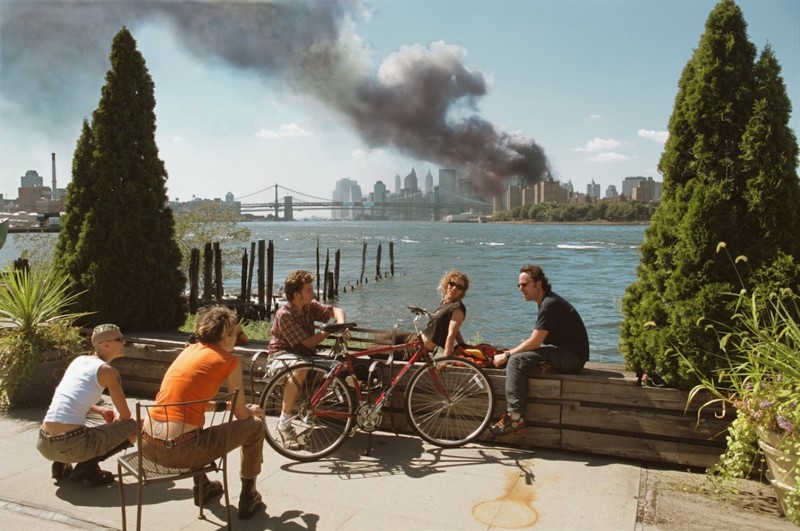 2_USA, New York, September 11, 2001. View from Brooklyn towards Brooklyn Bridge and downtown Manhattan_copyright Thomas Hoepker and Magnum Fotos