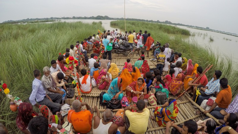 Siddharth Agarwal_Crossing the Ganga with pilgrims at Sultanganj Bihar