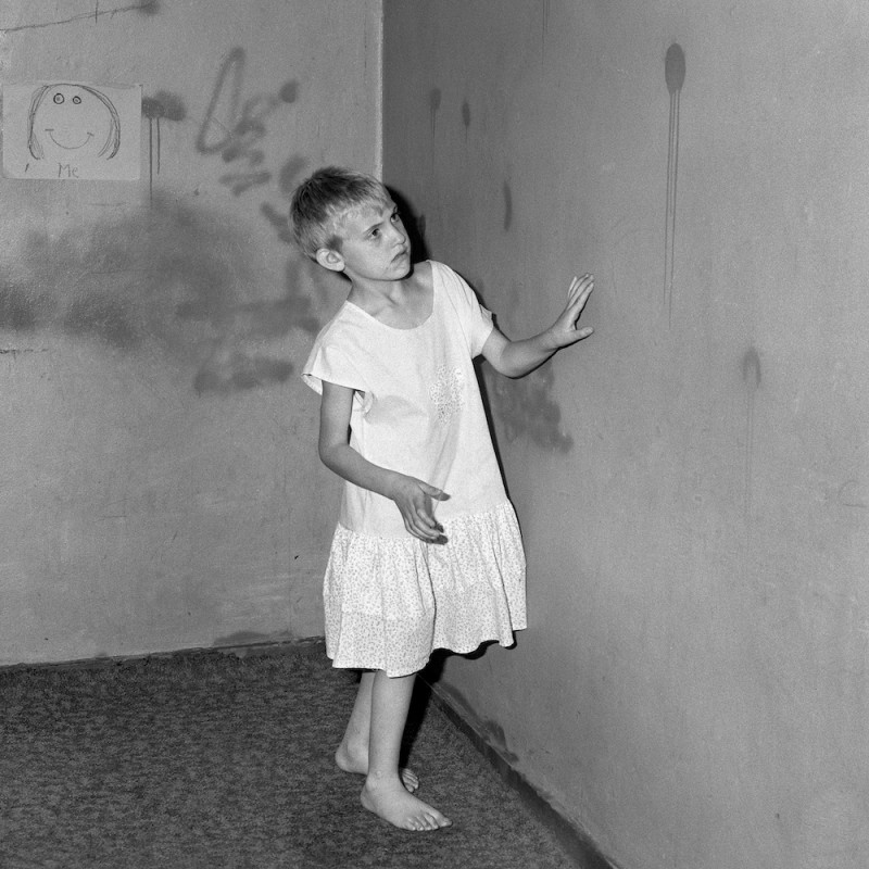 Roger Ballen, Girl in white dress, 2002