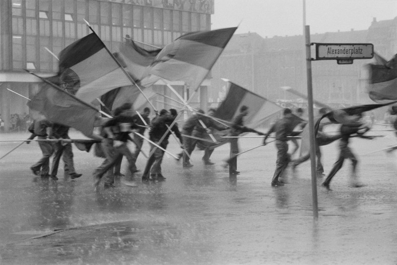 03_harald_hauswald_fahnenflucht_1._mai-demonstration_alexanderplatz_mitte_berlin_1987