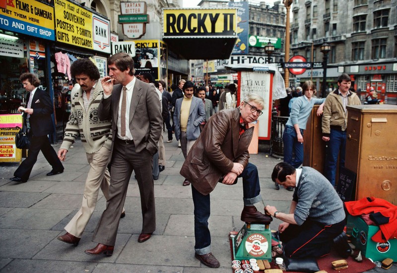 09_-William-Klein,-Shoes-polisher,-Rocky-II,-ect,-Piccadilly,-1980-web