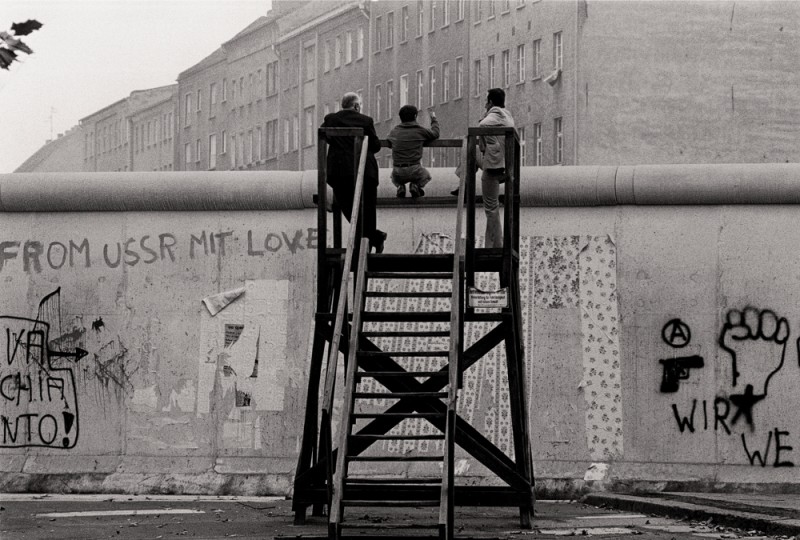 1_Blick über die Mauer, West-Berlin 1977_c_Barbara Klemm__webaufloesung